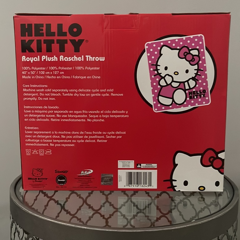 Hello Kitty Royal Plush Raschel Throw - Picture 2 of 3